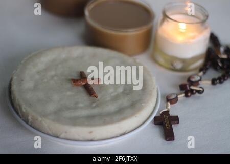 Gâteau de riz non levain fait de farine de riz, d'ail, de lentilles le jeudi Maundy en mémoire de la Pâque et du dernier souper. Fait par les chrétiens du Kerala Banque D'Images