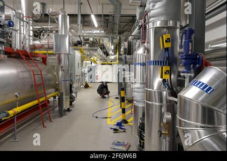 ALLEMAGNE, Hambourg, unité de cogénération pour le chauffage et l'alimentation électrique au gaz naturel ou à l'hydrogène vert / DEUTSCHLAND, Hambourg, Hansewerk Natur, BHKW Blockheizkraftwerk 1 MW Klasse, das über Kraft-Wärme-Kopplung eine Siedlung mit Strom und Wärme verst, Energiequellen Erdgas Erdgas grüberstüner erorgüner und Wassertorgung Banque D'Images