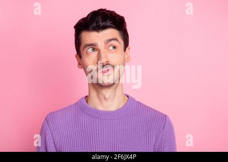 Photo d'un jeune homme drôle et attentionné vêtu d'un pull-over violet arrière-plan de couleur rose isolé dans un espace vide Banque D'Images