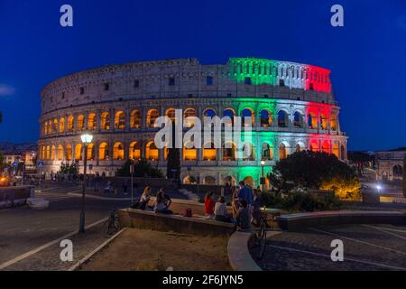 Italie, Rome, 01 juin, 2020 : le Colisée est illuminé des couleurs du drapeau italien pour célébrer la réouverture après près de trois mois de confinement Banque D'Images