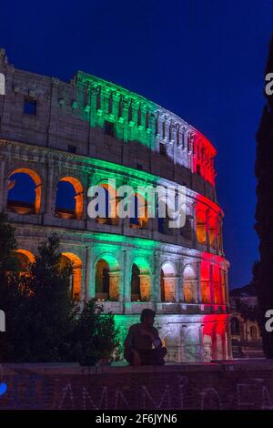 Italie, Rome, 01 juin, 2020 : le Colisée est illuminé des couleurs du drapeau italien pour célébrer la réouverture après près de trois mois de confinement Banque D'Images