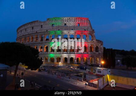 Italie, Rome, 01 juin, 2020 : le Colisée est illuminé des couleurs du drapeau italien pour célébrer la réouverture après près de trois mois de confinement Banque D'Images