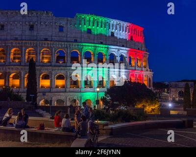 Italie, Rome, 01 juin, 2020 : le Colisée est illuminé des couleurs du drapeau italien pour célébrer la réouverture après près de trois mois de confinement Banque D'Images