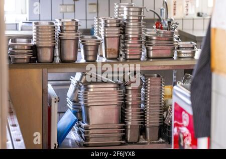 22 mars 2021, Mecklembourg-Poméranie occidentale, Ahlbeck : ustensiles de cuisine et bols en métal dans la cuisine de l'hôtel 'Zur Post' sur l'île de la mer Baltique d'Usedom. Photo: Jens Büttner/dpa-Zentralbild/ZB Banque D'Images