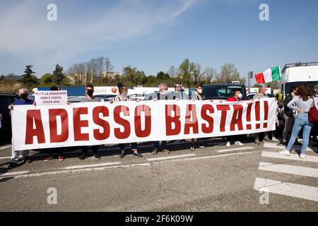 Bologne, ITALIE. 1er avril 2021. Une centaine de restaurateurs et de commerçants venus de toute l'Italie ont protesté à l'Autogrill « Cantagallo » de l'autoroute A1, juste à l'extérieur de Bologne, pour demander au gouvernement Draghi un soutien plus substantiel et surtout pour pouvoir rouvrir leurs activités en toute sécurité. Crédit: Massimiliano Donati/Alay Live News Banque D'Images