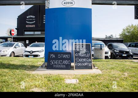 Bologne, ITALIE. 1er avril 2021. Une centaine de restaurateurs et de commerçants venus de toute l'Italie ont protesté à l'Autogrill « Cantagallo » de l'autoroute A1, juste à l'extérieur de Bologne, pour demander au gouvernement Draghi un soutien plus substantiel et surtout pour pouvoir rouvrir leurs activités en toute sécurité. Crédit: Massimiliano Donati/Alay Live News Banque D'Images