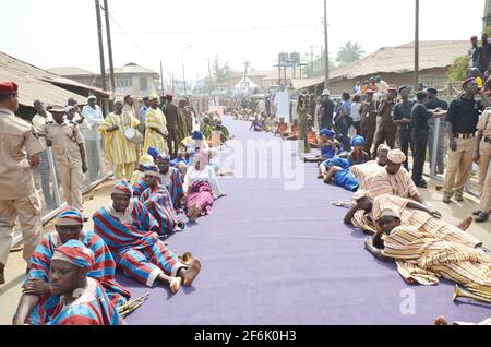 Les troupes culturelles yoruba attendent de recevoir l'ONIA nouvellement installé d'IFE, Oba Adeyeye Enitan Ogunwusi, Ile-IFE, État d'Osun, Nigeria. Banque D'Images