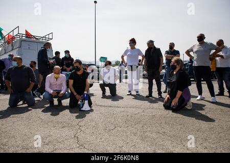 Bologne, ITALIE. 1er avril 2021. Une centaine de restaurateurs et de commerçants venus de toute l'Italie ont protesté à l'Autogrill « Cantagallo » de l'autoroute A1, juste à l'extérieur de Bologne, pour demander au gouvernement Draghi un soutien plus substantiel et surtout pour pouvoir rouvrir leurs activités en toute sécurité. Crédit: Massimiliano Donati/Alay Live News Banque D'Images