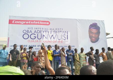 Personnes debout à côté de la bannière de l'OONI nouvellement installé d'IFE pendant son couronnement, Ile-IFE, État d'Osun, Nigeria Banque D'Images