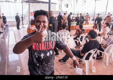 Bangkok, Thaïlande. 1er avril 2021. Un homme thaïlandais célèbre après avoir tiré une « carte noire » d'une loterie pour être exempté de service pendant une conscription militaire à Wat That Thong. Les Forces armées royales thaïlandaises ont lancé leur journée annuelle de conscription militaire en commençant du 1er avril 2021 au 20 avril 2021 à la recherche d'hommes en bonne santé d'âge de combat de 21 ans et plus de tout le pays par volontaire et de tirage au sort. (Photo de Peerapon Boonyakiat/SOPA image/Sipa USA) crédit: SIPA USA/Alay Live News Banque D'Images