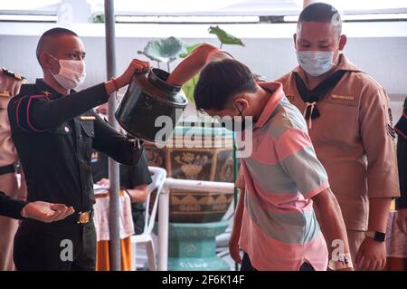 Bangkok, Thaïlande. 1er avril 2021. Un homme thaïlandais attire une loterie pendant une conscription militaire à Wat That Thong. Les Forces armées royales thaïlandaises ont lancé leur journée annuelle de conscription militaire en commençant du 1er avril 2021 au 20 avril 2021 à la recherche d'hommes en bonne santé d'âge de combat de 21 ans et plus de tout le pays par volontaire et de tirage au sort. (Photo de Peerapon Boonyakiat/SOPA image/Sipa USA) crédit: SIPA USA/Alay Live News Banque D'Images