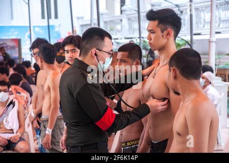 Bangkok, Thaïlande. 1er avril 2021. Les hommes thaïlandais font la queue pour des examens physiques par un médecin de l'armée pendant une conscription militaire à Wat That Thong. Les Forces armées royales thaïlandaises ont lancé leur journée annuelle de conscription militaire en commençant du 1er avril 2021 au 20 avril 2021 à la recherche d'hommes en bonne santé d'âge de combat de 21 ans et plus de tout le pays par volontaire et de tirage au sort. (Photo de Peerapon Boonyakiat/SOPA image/Sipa USA) crédit: SIPA USA/Alay Live News Banque D'Images