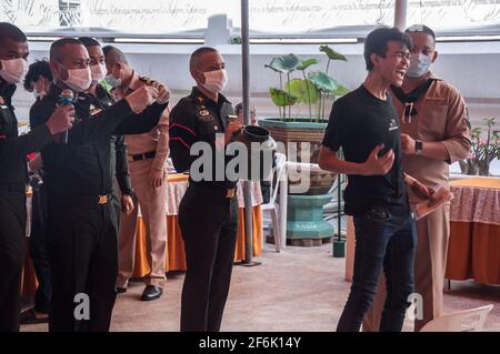 Bangkok, Thaïlande. 1er avril 2021. Un homme thaïlandais célèbre après avoir tiré une « carte noire » d'une loterie pour être exempté de service pendant la conscription militaire à Wat That Thong. Les Forces armées royales thaïlandaises ont lancé leur journée annuelle de conscription militaire en commençant du 1er avril 2021 au 20 avril 2021 à la recherche d'hommes en bonne santé d'âge de combat de 21 ans et plus de tout le pays par volontaire et de tirage au sort. (Photo de Peerapon Boonyakiat/SOPA image/Sipa USA) crédit: SIPA USA/Alay Live News Banque D'Images