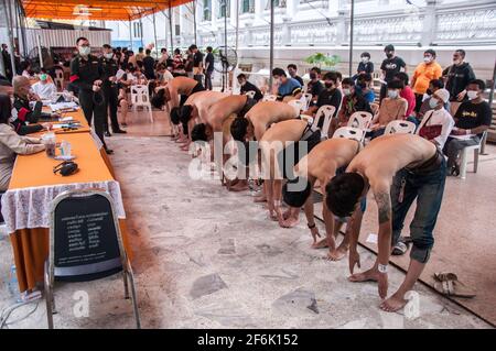 Bangkok, Thaïlande. 1er avril 2021. Hommes thaïlandais effectuant des examens physiques pendant la conscription militaire à Wat That Thong. Les Forces armées royales thaïlandaises ont lancé leur journée annuelle de conscription militaire en commençant du 1er avril 2021 au 20 avril 2021 à la recherche d'hommes en bonne santé d'âge de combat de 21 ans et plus de tout le pays par volontaire et de tirage au sort. (Photo de Peerapon Boonyakiat/SOPA image/Sipa USA) crédit: SIPA USA/Alay Live News Banque D'Images