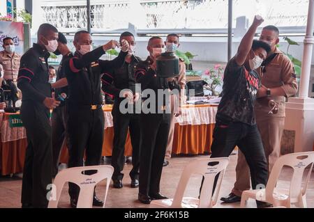 Bangkok, Thaïlande. 1er avril 2021. Un homme thaïlandais célèbre après avoir tiré une « carte noire » d'une loterie pour être exempté de service pendant la conscription militaire à Wat That Thong. Les Forces armées royales thaïlandaises ont lancé leur journée annuelle de conscription militaire en commençant du 1er avril 2021 au 20 avril 2021 à la recherche d'hommes en bonne santé d'âge de combat de 21 ans et plus de tout le pays par volontaire et de tirage au sort. (Photo de Peerapon Boonyakiat/SOPA image/Sipa USA) crédit: SIPA USA/Alay Live News Banque D'Images