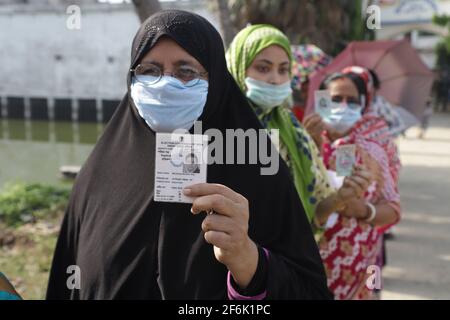 Nandigram, Inde. 1er avril 2021. Une femme musulmane montre sa carte d'identité électorale tout en se tenant dans une file d'attente devant un stand électoral au Midnapur oriental.les électeurs de Nandigram ont voté pendant la deuxième phase des élections de l'assemblée du Bengale occidental sous le déploiement de forces centrales armées lourdes pour rendre les élections pacifiques. (Photo par JIT Chattopadhyay/SOPA Images/Sipa USA) crédit: SIPA USA/Alay Live News Banque D'Images