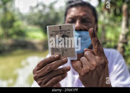 Nandigram, Inde. 1er avril 2021. Un homme montre son doigt enchassé et la carte d'identité de l'électeur après avoir voté à East Midnapur.les électeurs de Nandigram ont voté lors de la deuxième phase des élections d'assemblée du Bengale occidental sous le déploiement de forces centrales armées lourdes pour rendre les élections pacifiques. (Photo par JIT Chattopadhyay/SOPA Images/Sipa USA) crédit: SIPA USA/Alay Live News Banque D'Images