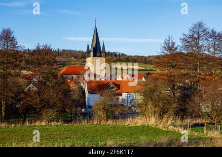 Le village une église de Netra à Hesse Allemagne Banque D'Images