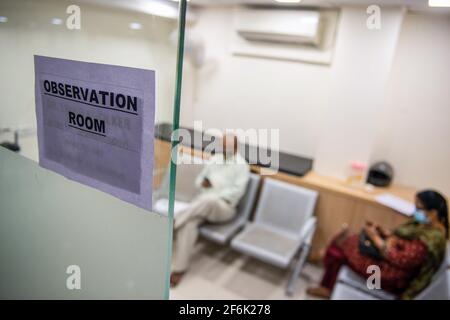 Ghaziabad, Inde. 1er avril 2021. Les résidents locaux attendent dans la salle d'observation après avoir reçu une dose du vaccin Covishield Covid-19 à l'hôpital Yashoda.le gouvernement indien a ouvert la vaccination Covid-19 pour tous les citoyens âgés de plus de 45 ans à partir du 1er avril en raison de la hausse des cas de coronavirus. Crédit : SOPA Images Limited/Alamy Live News Banque D'Images