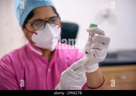 Ghaziabad, Inde. 1er avril 2021. Une infirmière d'hôpital privée prélève une dose du vaccin Covishield.le gouvernement indien a ouvert la vaccination Covid-19 pour tous les citoyens âgés de plus de 45 ans à partir du 1er avril en raison de la hausse des cas de coronavirus. (Photo de Pradeep Gaur/SOPA Images/Sipa USA) crédit: SIPA USA/Alay Live News Banque D'Images