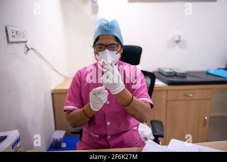 Ghaziabad, Inde. 1er avril 2021. Une infirmière d'hôpital privée prélève une dose du vaccin Covishield.le gouvernement indien a ouvert la vaccination Covid-19 pour tous les citoyens âgés de plus de 45 ans à partir du 1er avril en raison de la hausse des cas de coronavirus. Crédit : SOPA Images Limited/Alamy Live News Banque D'Images