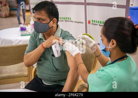 Ghaziabad, Inde. 1er avril 2021. Un résident local reçoit une dose du vaccin Covishield Covid-19 à l'hôpital Yashoda.le gouvernement indien a ouvert le vaccin Covid-19 à tous les citoyens âgés de plus de 45 ans à partir du 1er avril, en raison de la hausse des cas de coronavirus. Crédit : SOPA Images Limited/Alamy Live News Banque D'Images