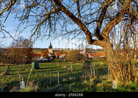 Le village une église de Netra à Hesse Allemagne Banque D'Images