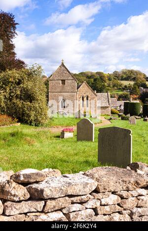 Automne à l'église St Peters dans le village de Duntisbourne Abbots, Gloucestershire, Royaume-Uni Banque D'Images