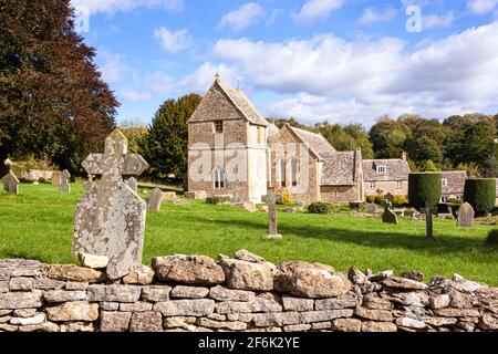 Automne à l'église St Peters dans le village de Duntisbourne Abbots, Gloucestershire, Royaume-Uni Banque D'Images