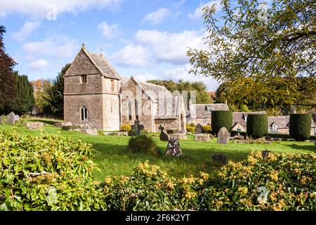 Automne à l'église St Peters dans le village de Duntisbourne Abbots, Gloucestershire, Royaume-Uni Banque D'Images