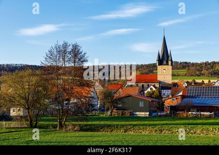 Le village une église de Netra à Hesse Allemagne Banque D'Images