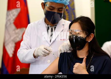 Phnom Penh. 1er avril 2021. Une femme cambodgienne reçoit sa première dose du vaccin Sinovac COVID-19 dans un site d'inoculation à Phnom Penh, au Cambodge, le 1er avril 2021. Le Cambodge a commencé jeudi à inoculer à ses citoyens le vaccin Sinovac COVID-19 mis au point par la société biopharmaceutique chinoise Sinovac Biotech. Credit: Sovannara/Xinhua/Alay Live News Banque D'Images