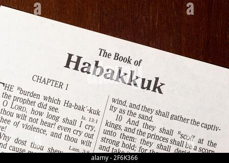 C'est la Bible du Roi James traduite en 1611. Il n'y a pas de droit d'auteur. Page de titre de Habakkuk Banque D'Images