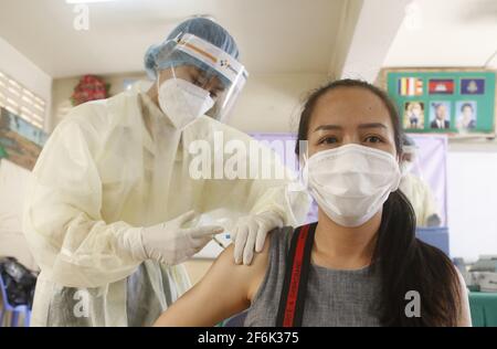 Phnom Penh. 1er avril 2021. Une femme cambodgienne reçoit sa première dose du vaccin Sinovac COVID-19 dans un site d'inoculation à Phnom Penh, au Cambodge, le 1er avril 2021. Le Cambodge a commencé jeudi à inoculer à ses citoyens le vaccin Sinovac COVID-19 mis au point par la société biopharmaceutique chinoise Sinovac Biotech. Credit: Phearum/Xinhua/Alamy Live News Banque D'Images