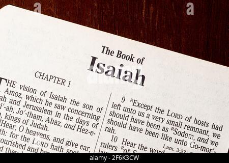 C'est la Bible du Roi James traduite en 1611. Il n'y a pas de droit d'auteur. Gros plan du titre du livre d'Ésaïe Banque D'Images