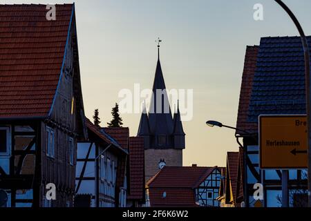 Le village une église de Netra à Hesse Allemagne Banque D'Images