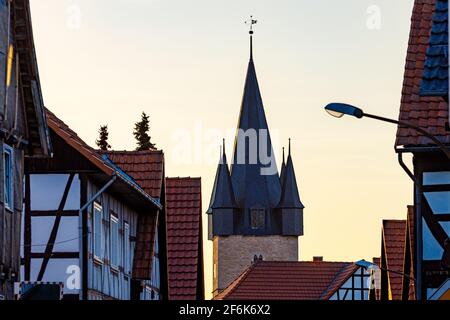 Le village une église de Netra à Hesse Allemagne Banque D'Images