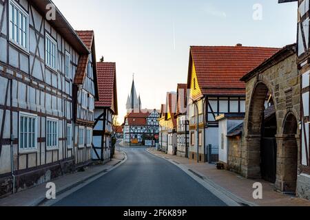 Le village une église de Netra à Hesse Allemagne Banque D'Images