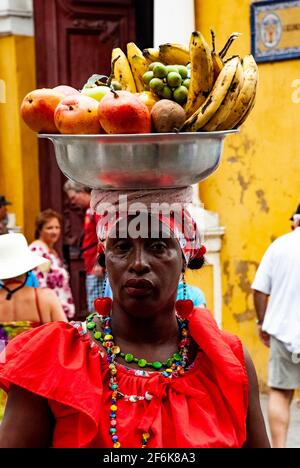 Cartagena, Colombie, centre-ville ancien clos, Centro, Playa de las Bovedas, arcade commerciale. Femme en costume traditionnel vendant des fruits dans le h Banque D'Images