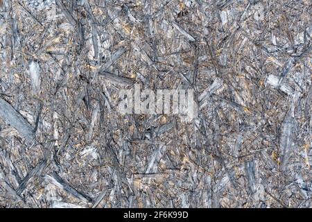 Les panneaux OSB sont faits de copeaux de bois bruns, poncés dans un fond en bois. Ancienne surface Banque D'Images