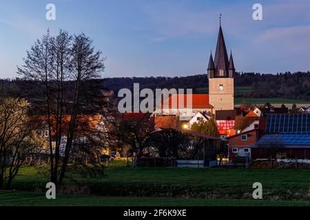 Le village une église de Netra à Hesse Allemagne Banque D'Images