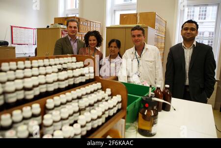 Hôpital homéopathique Royal London... (G-D) Dr Helmut Roniger, Dr Jenny Lenhart, Liova cepillo, Chris Perrin et Dr Raj Sharma. pic David Sandison Banque D'Images