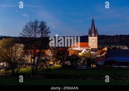 Le village une église de Netra à Hesse Allemagne Banque D'Images