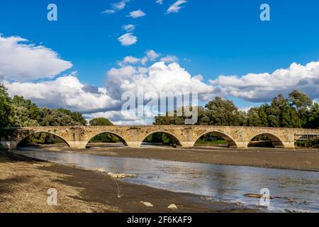 L'ancien Ponte Buriano au-dessus de la rivière Arno dans la province d'Arezzo, Toscane, Italie, un jour ensoleillé Banque D'Images