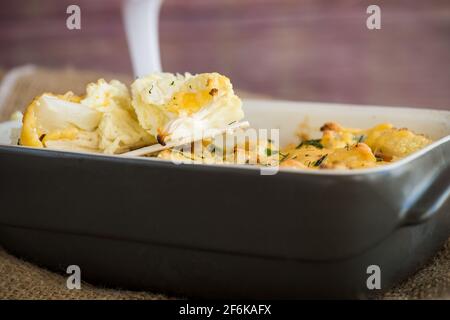 chou-fleur cuit avec filet de poulet et légumes nappés de fromage dans un moule en céramique Banque D'Images