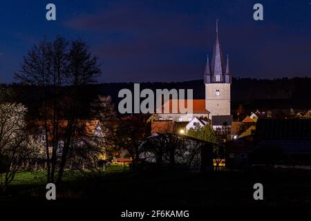 Le village une église de Netra à Hesse Allemagne Banque D'Images