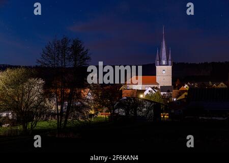 Le village une église de Netra à Hesse Allemagne Banque D'Images