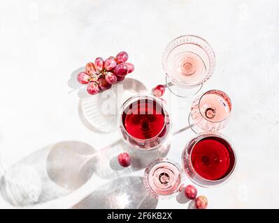 Vin de différentes variétés sur fond de béton léger. De nombreux verres de vin différents. Concept de dégustation de vins. Vue de dessus, plan d'appartement Banque D'Images