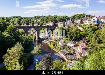 La rivière Nidd traverse Knaresborough, dans le North Yorkshire, au Royaume-Uni Banque D'Images