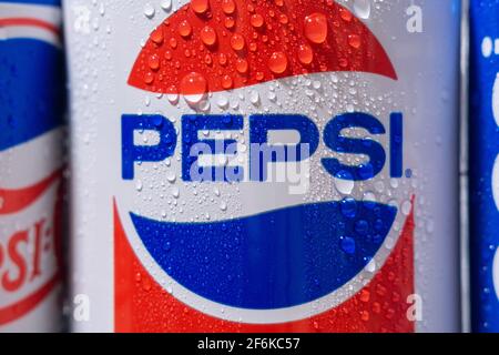 Tyumen, Russie-novembre 01, 2020: Boîte en aluminium de Pepsi boisson gros plan PepsiCo logo avec gouttes d'eau. Attention sélective Banque D'Images